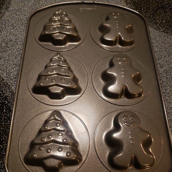 2 new Christmas muffin/cookie pans.  Excellent condition. Never used. - Picture 4 of 8